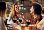 Multikulturelle Freunde, gute Zeit im Restaurant | © iStock | millann