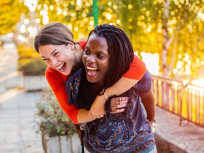 Zwei junge Frauen machen zusammen Spaß | © iStock | Viktorcvetkovic