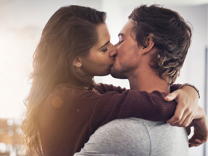Junges Paar küsst sich leidenschaftlich | © iStock | PeopleImages