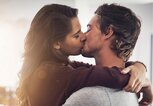 Junges Paar küsst sich leidenschaftlich | © iStock | PeopleImages