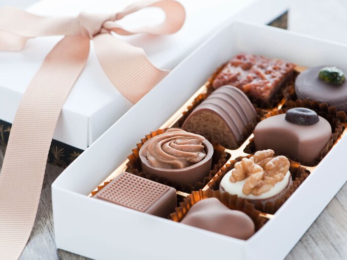 Weiße Schachtel mit Pralinen aus Schokolade. | © iStock | mayina