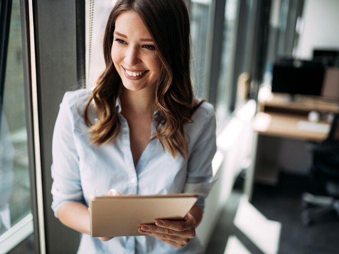 junge Frau im Büro | © iStock | nd3000