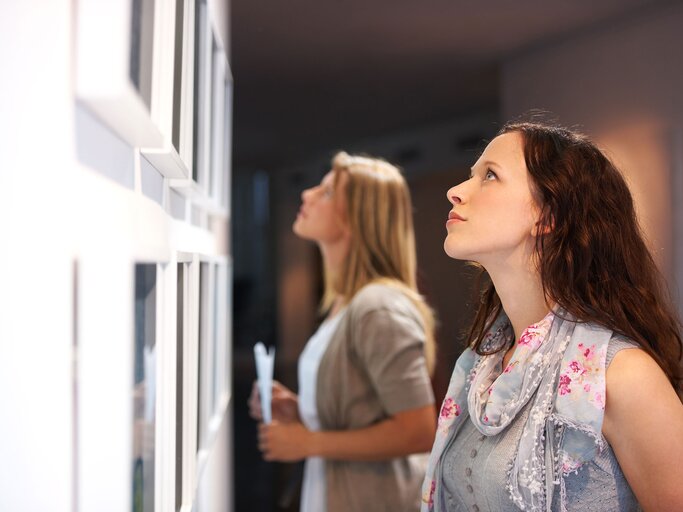 Junge Frauen im Museum | © iStock | PeopleImages