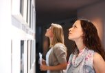 Junge Frauen im Museum | © iStock | PeopleImages