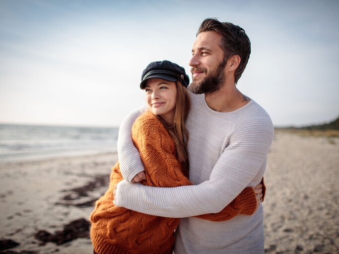 Verliebtes Paar am Strand | © iStock | vorDa