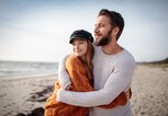 Verliebtes Paar am Strand | © iStock | vorDa