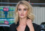 Rosie Huntington-Whiteley auf der Straße mit Choppy Cut | © Getty Images | Marc Piasecki