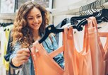 Frau beim Shopping | © iStock | pixelfit