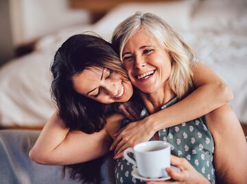 Liebevolle erwachsene Tochter umarmt fröhlich ihre Mutter | © iStock | wundervisuals