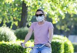 Jennifer Garner mit Stoffmaske auf dem Fahrrad | © Getty Images |  BG004/Bauer-Griffin
