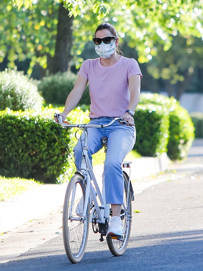 Jennifer Garner mit Stoffmaske auf dem Fahrrad | © Getty Images |  BG004/Bauer-Griffin