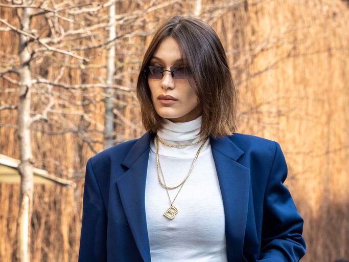 Bella Hadid auf der Mailänder Fashion Week Fall/Winter 2020-2021 mit halblangen Haaren. | © Getty Images | Arnold Jerocki