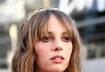 Maya Hawke trägt einen stumpf geschnittenen Bob | © Getty Images | Emma McIntyre 