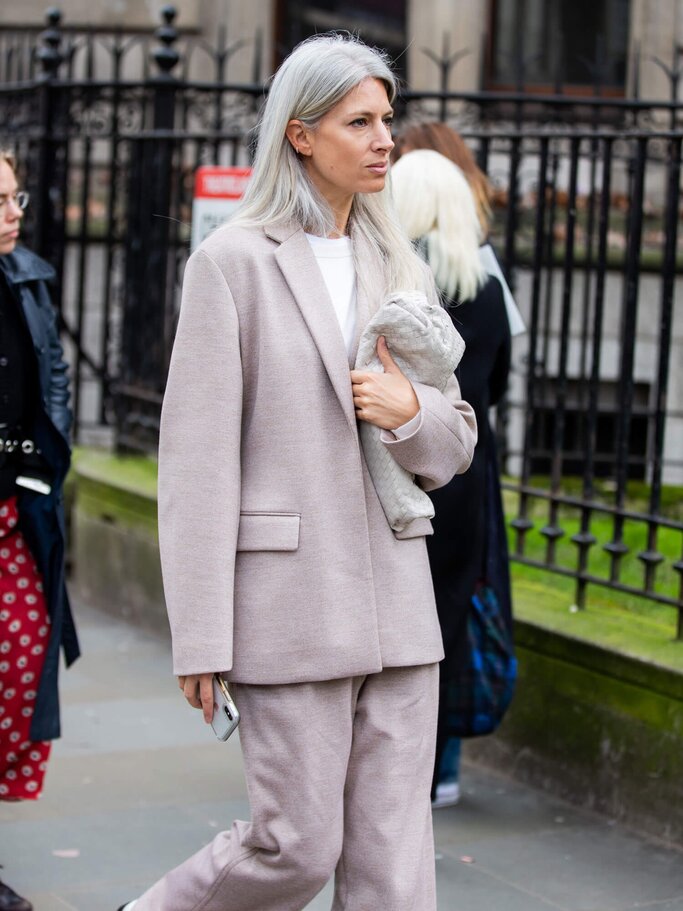 Sarah Harris auf der Straße bei der London Fashion Week im Februar 2020. | © Getty Images | Christian Vierig