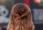 Giulia Elettra Gorietti trägt ihre Haare im Balayage-Look und mit Wellen. | © Getty Images | Vittorio Zunino Celotto