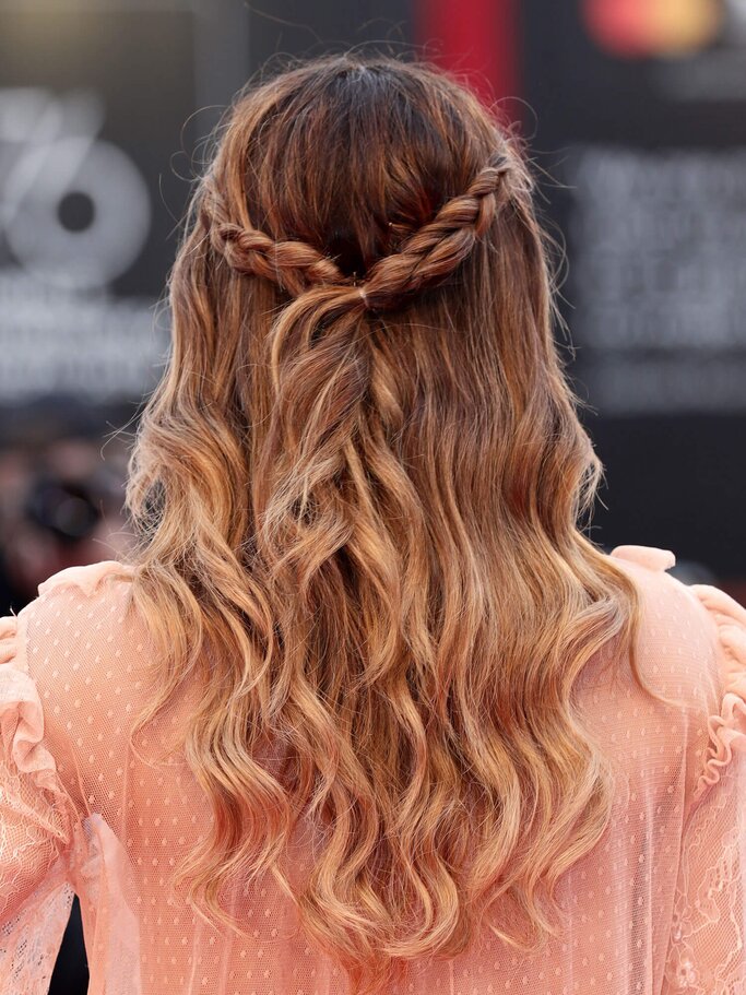 Giulia Elettra Gorietti trägt ihre Haare im Balayage-Look und mit Wellen. | © Getty Images | Vittorio Zunino Celotto