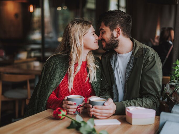 Verliebtes Paar sitzt in einem Cafe | © iStock | YakobchukOlena