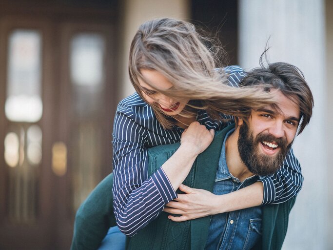 Junges Paar, er trägt sie Huckepack | © iStock | Pekic