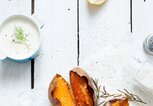 Gebackene Süßkartoffeln, Dip, Salz und Rosmarin auf weißem Holz von oben | © iStock | Cleardesign1