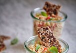 Quinoa als Salat zubereitet im Glas | © iStock | GMVozd