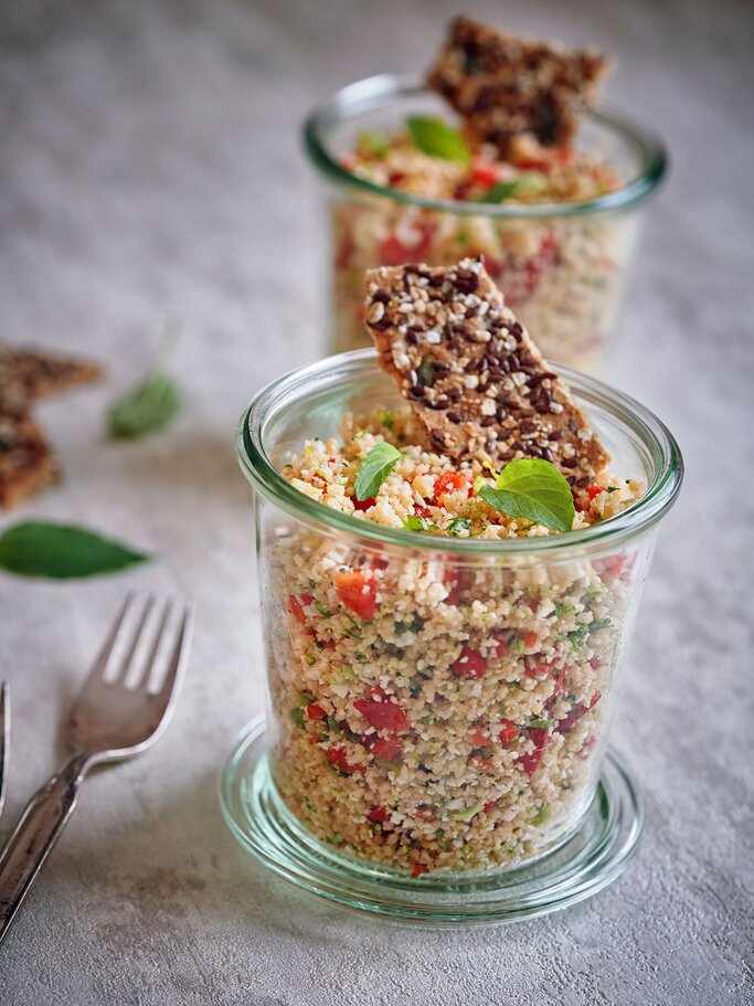 Quinoa als Salat zubereitet im Glas | © iStock | GMVozd