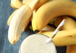 Bananen-Smoothie in Glas für gesundes Frühstück | © iStock | DronG