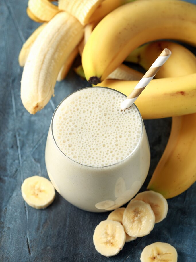 Bananen-Smoothie in Glas für gesundes Frühstück | © iStock | DronG
