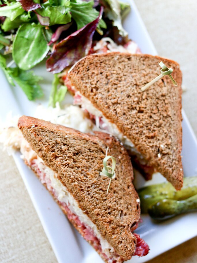 Reuben Sandwich mit Vollkornbrot, Sauerkraut, Schweizer Käse und tausend Island dressing | © iStock | TobinC