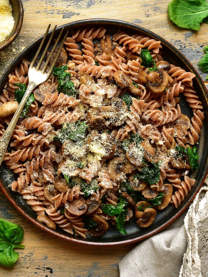 Leckeres Essen mit Vollkornnudeln und Pilzen | © iStock | Lilechka75