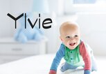 Glückliches Baby krabbelt im Bett - dazu der Name Ylvie | © iStock | FamVeld