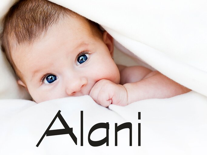 Glückliches Baby liegt im Bett - dazu der Name Alani | © iStock | zdenkam