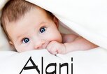 Glückliches Baby liegt im Bett - dazu der Name Alani | © iStock | zdenkam