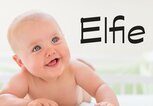 Glückliches Baby liegt im Bett - dazu der Name Elfie | © iStock | SanyaSM