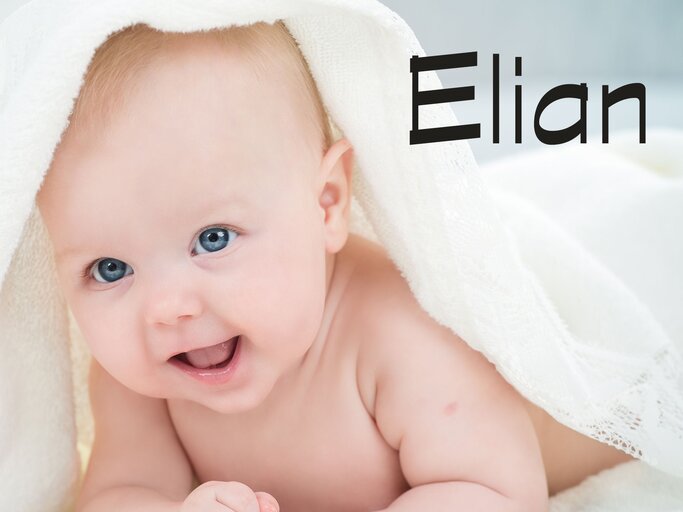 Baby, eingewickelt mit einem Handtuch - dazu der Jungenname Elian | © iStock | IuriiSokolov
