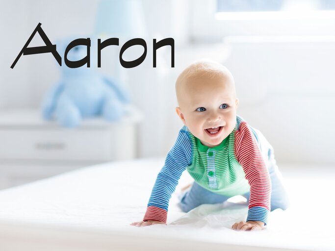 krabbelndes Baby mit dem Namen Aaron | © iStock | FamVeld