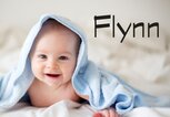 Baby, eingewickelt mit einem Handtuch - dazu der Jungenname Flynn | © iStock | tatyana_tomsickova