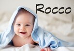 Baby, eingewickelt mit einem Handtuch - dazu der Jungenname Rocco | © iStock | tatyana_tomsickova