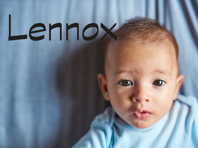 Süßes Baby, daneben der Jungenname Lennox | © iStock | PeopleImages