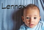 Süßes Baby, daneben der Jungenname Lennox | © iStock | PeopleImages