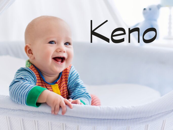 Niedlicher Junge im Babybett mit dem Namen Keno | © iStock | FamVeld