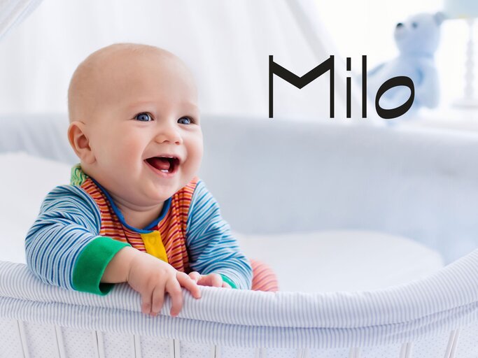 Niedlicher Junge im Babybett mit dem Namen Milo | © iStock | FamVeld
