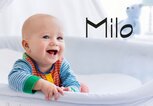 Niedlicher Junge im Babybett mit dem Namen Milo | © iStock | FamVeld