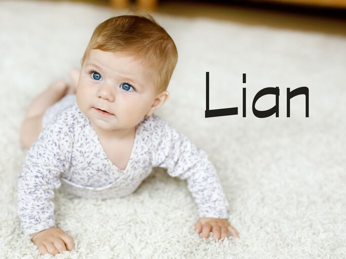 Baby krabbelt auf dem Teppich daneben der Jungenname Lian | © iStock | romrodinka