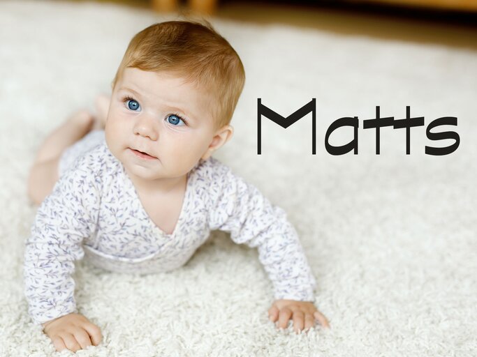 Baby krabbelt auf dem Teppich daneben der Jungenname Lian | © iStock | romrodinka