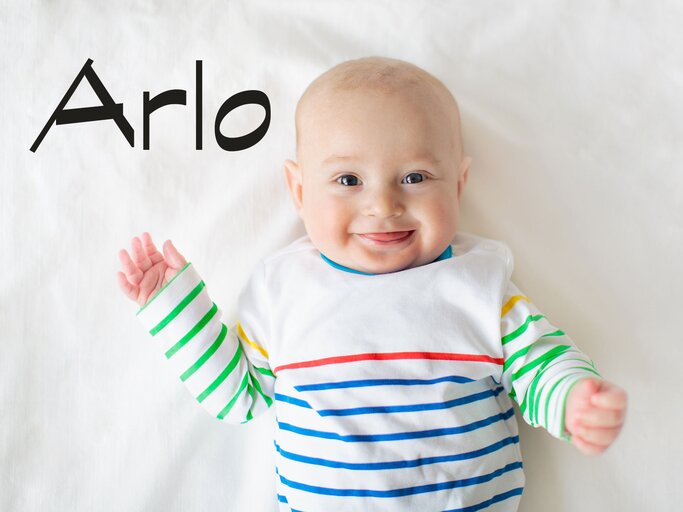 Süßes, lächelndes Baby mit dem Namen Arlo | © iStock | FamVeld