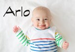 Süßes, lächelndes Baby mit dem Namen Arlo | © iStock | FamVeld