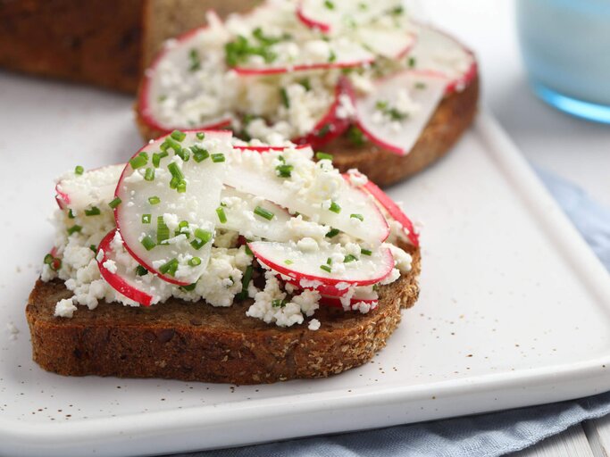 Brot mit Hüttenkäse, Radischen und Schnittlauch. | © iStock | -lvinst-