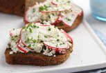 Brot mit Hüttenkäse, Radischen und Schnittlauch. | © iStock | -lvinst-