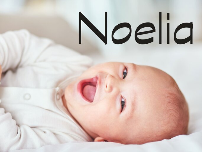 Kleines lachendes Baby mit dem Namen Noelia | © iStock | PeopleImages