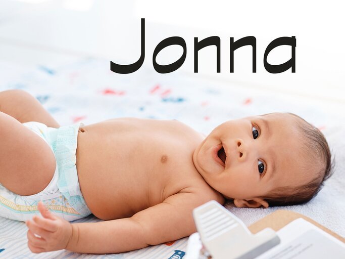 Kleines lachendes Baby mit dem Namen Jonna | © iStock | katleho Seisa